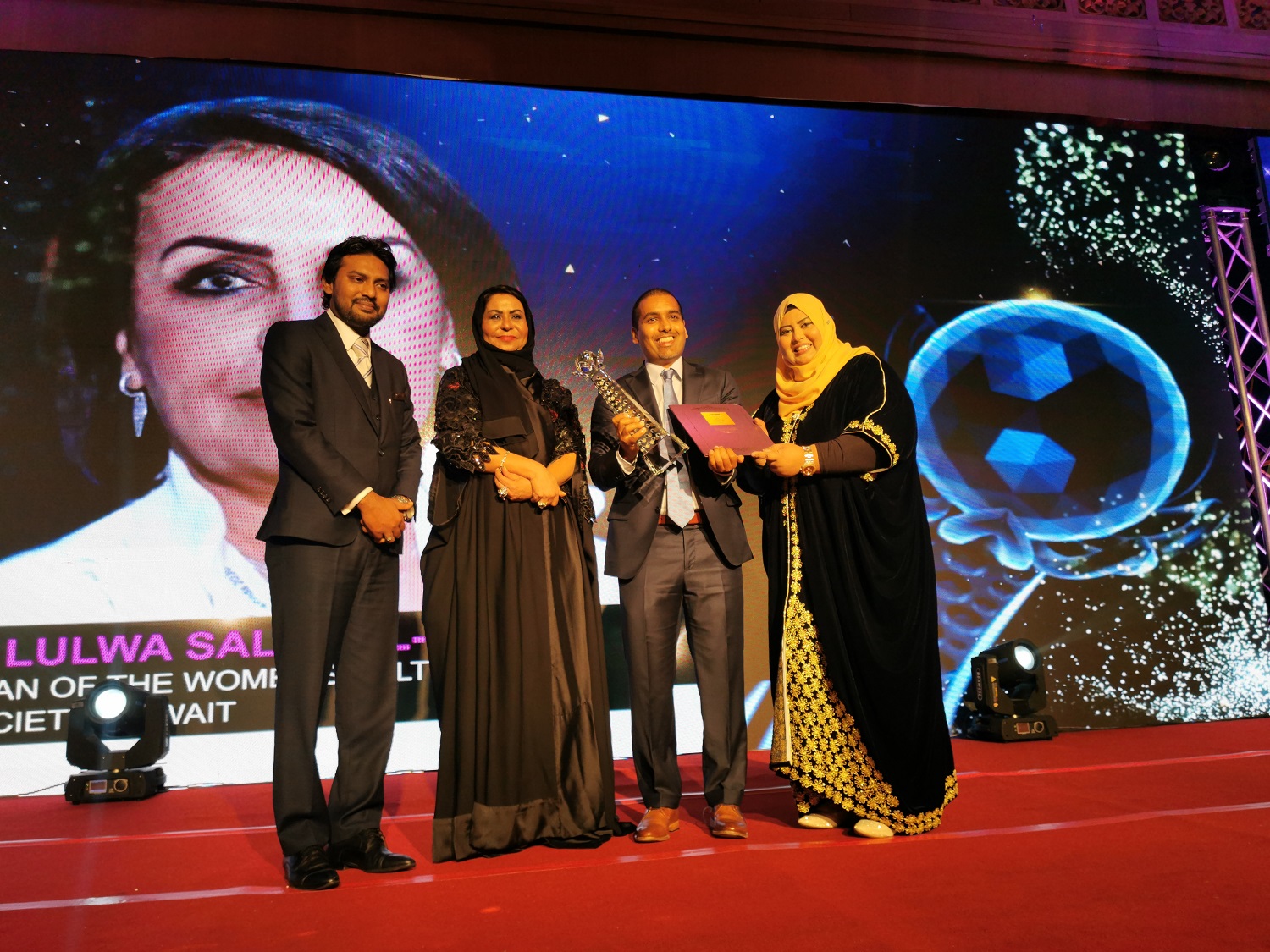 صالح النفيسي نجل الناشطة الكويتية يتسلم الجائزة نيابة عن والدته