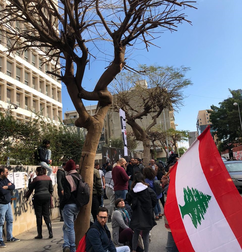 المحتجون يعتصمون امام مقر مصرف لبنان في بيروت