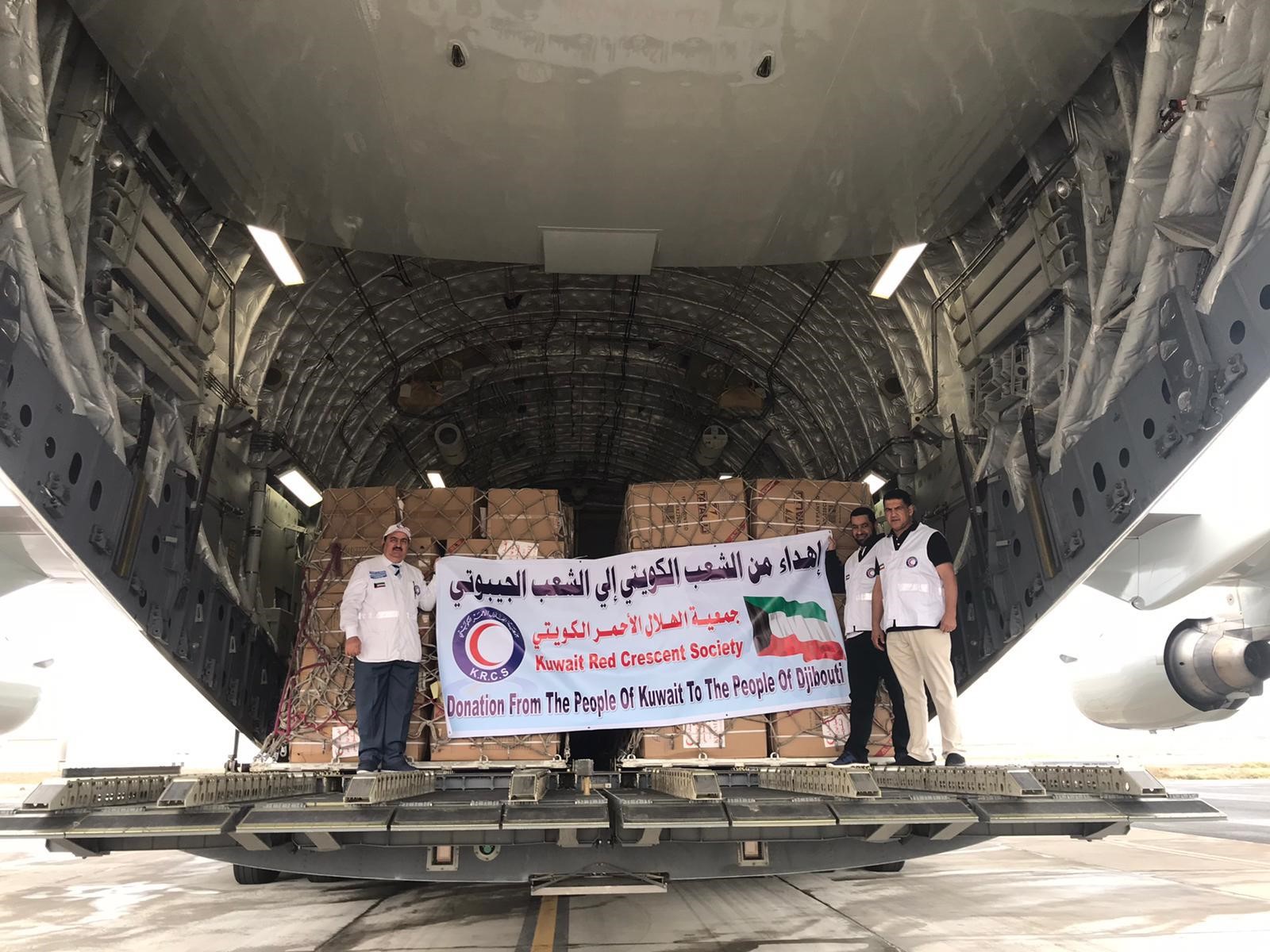 جانب من تجهيز طائرة الاغاثة الكويتية والمحملة بالمساعدات الاغاثية الى جيبوتي
