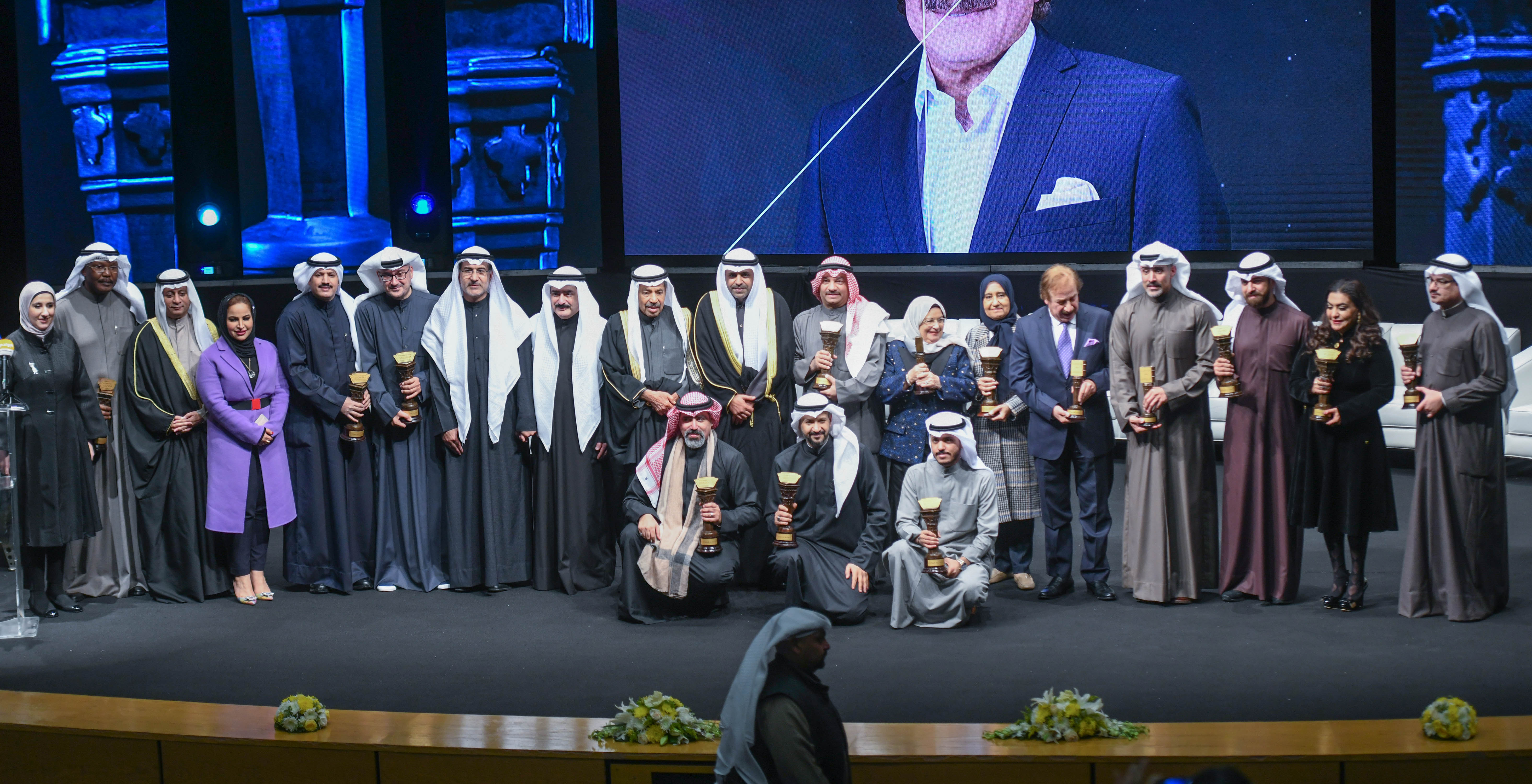 Le ministre de l'Information, Mohammad Al-Jabri, avec les lauréats de 2019