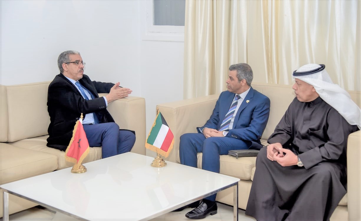 Le ministre du Pétrole et ministre de l'Electricité et de l'Eau, Khaled Al-Fadhel, et son homologue marocain, Aziz Rabbah.