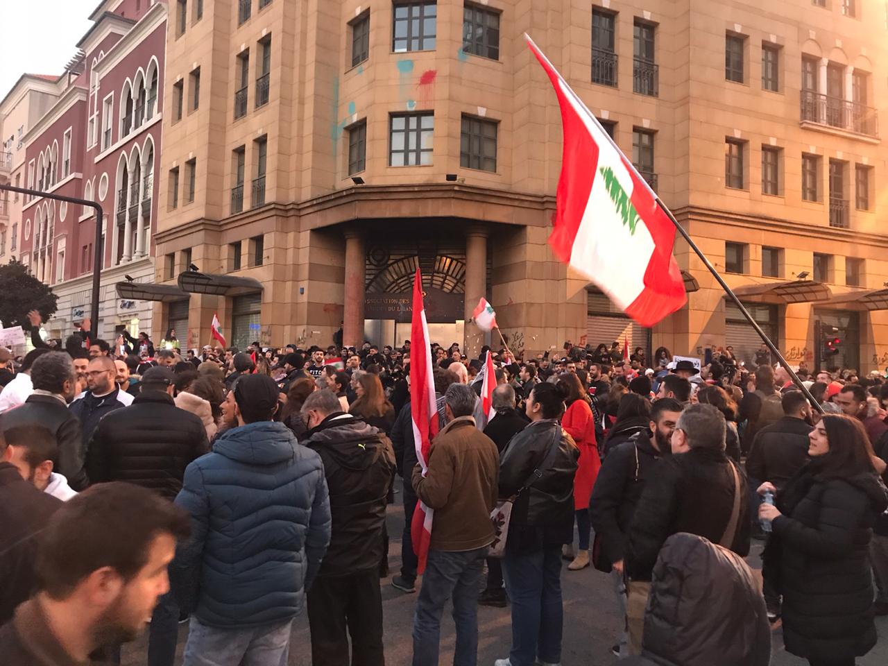 المتظاهرون ينظمون وقفة احتجاجية وسط بيروت