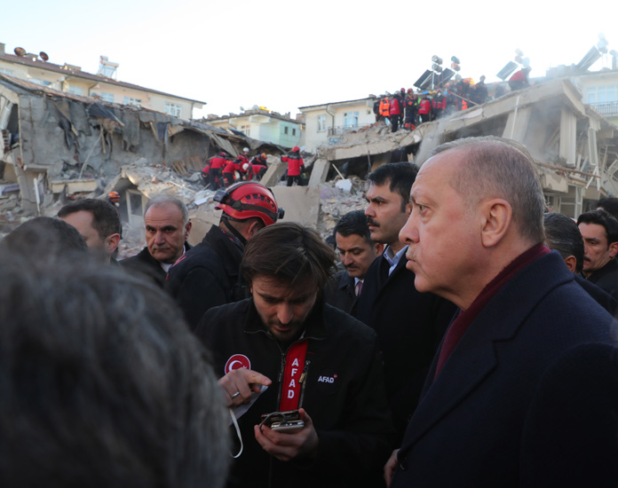 الرئيس التركي يتفقد المباني المتضررة من الزلزال