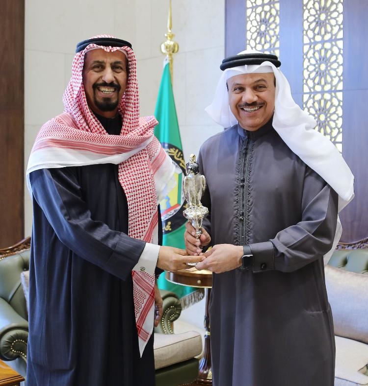 الشيخ علي الخالد خلال لقائه الأمين العام لمجلس التعاون لدول الخليج العربية