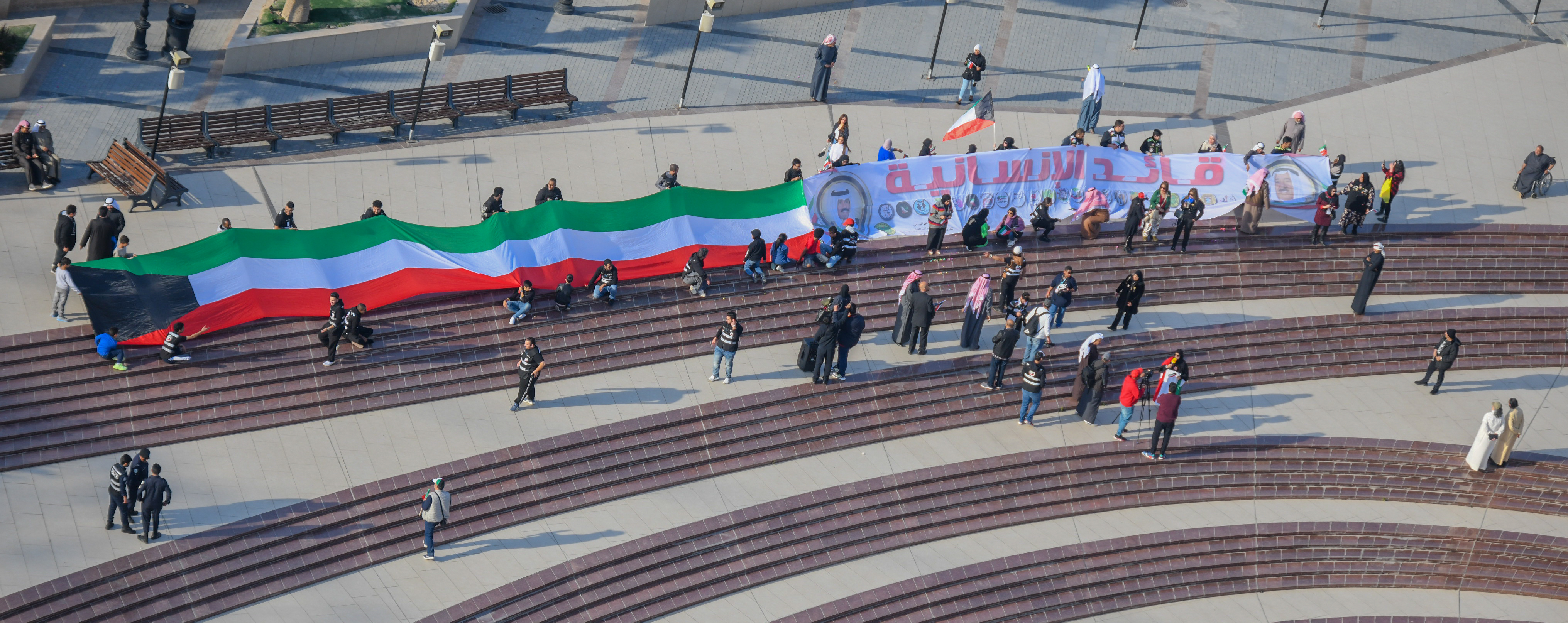 أطول علم للكويت وأطول لوحة باسم (قائد الانسانية)