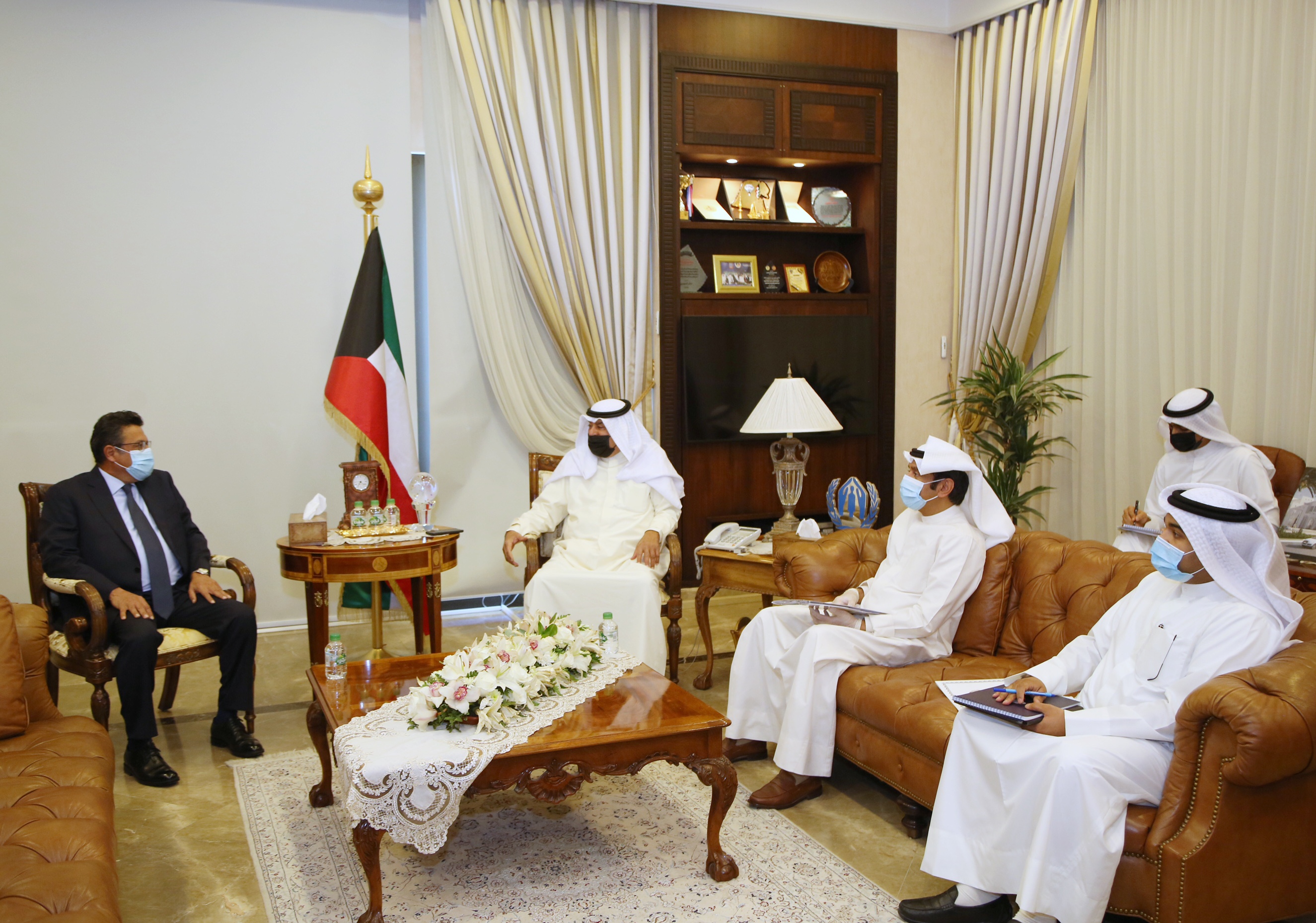 نائب وزير الخارجية خالد الجارالله خلال لقائه سفير جمهورية مصر العربية لدى البلاد طارق القوني