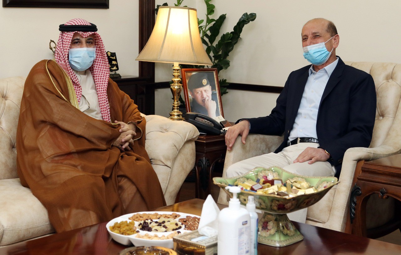 سفير الكويت لدى الاردن عزيز الديحاني خلال لقائه وزير الداخلية الاردني توفيق الحلالمة