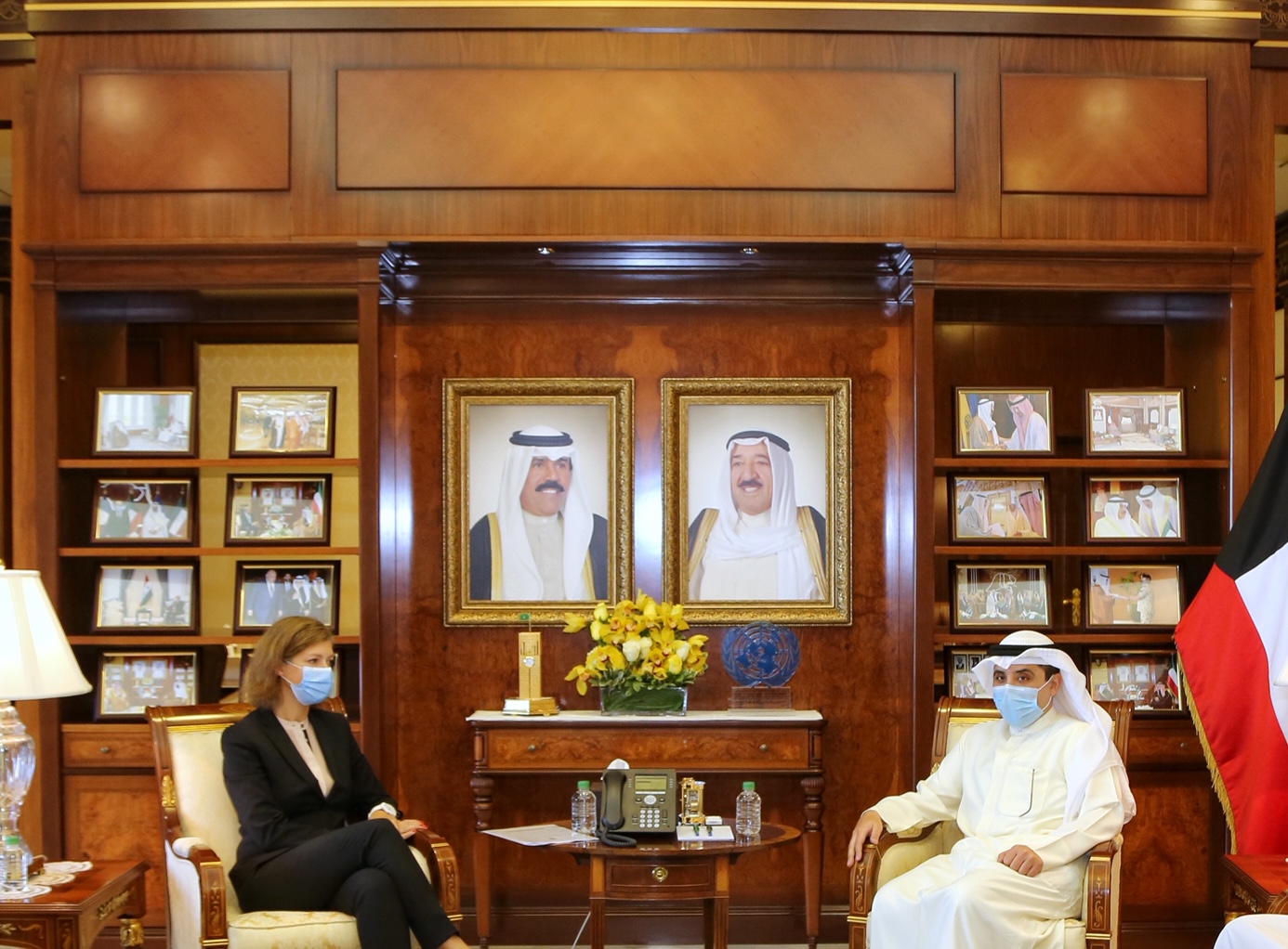 وزير الخارجية الكويتي يلتقى مع سفيرة الجمهورية الفرنسية لدى دولة الكويت