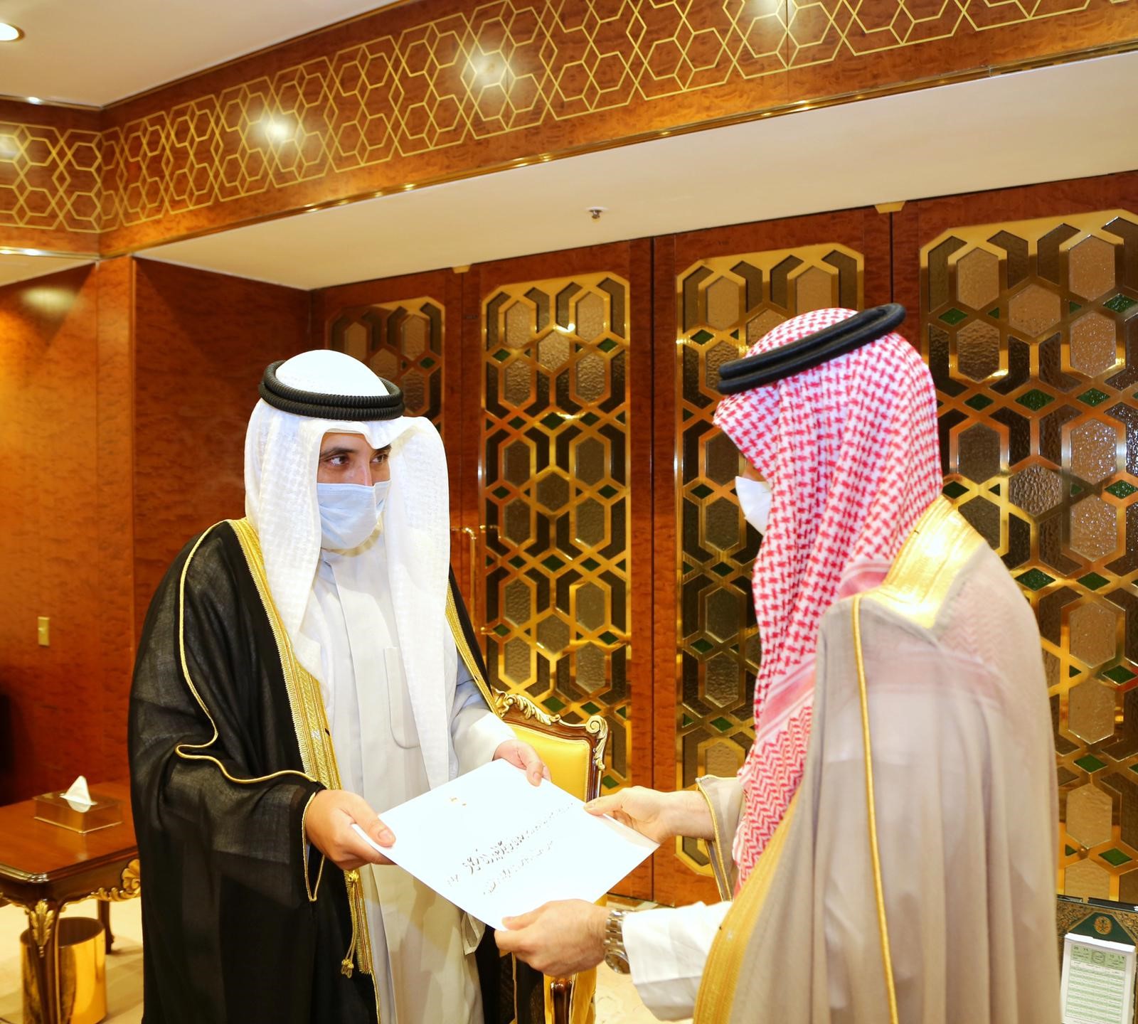 Kuwait Amir's envoy hands a letter