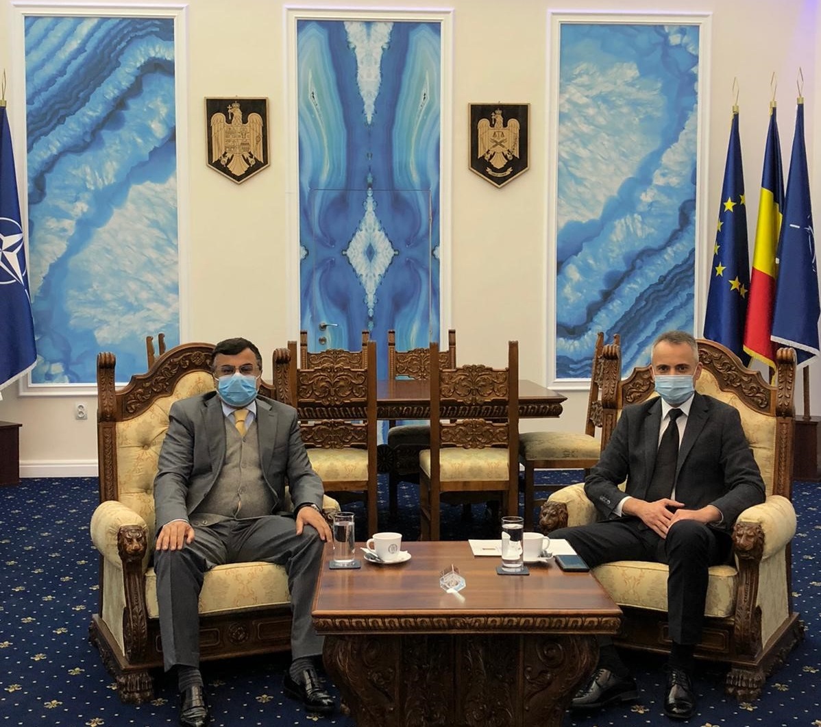 سفير الكويت لدى رومانيا طلال الهاجري خلال لقائه المفتش العام لشرطة رومانيا اللواء ادواردو ميرتسكو