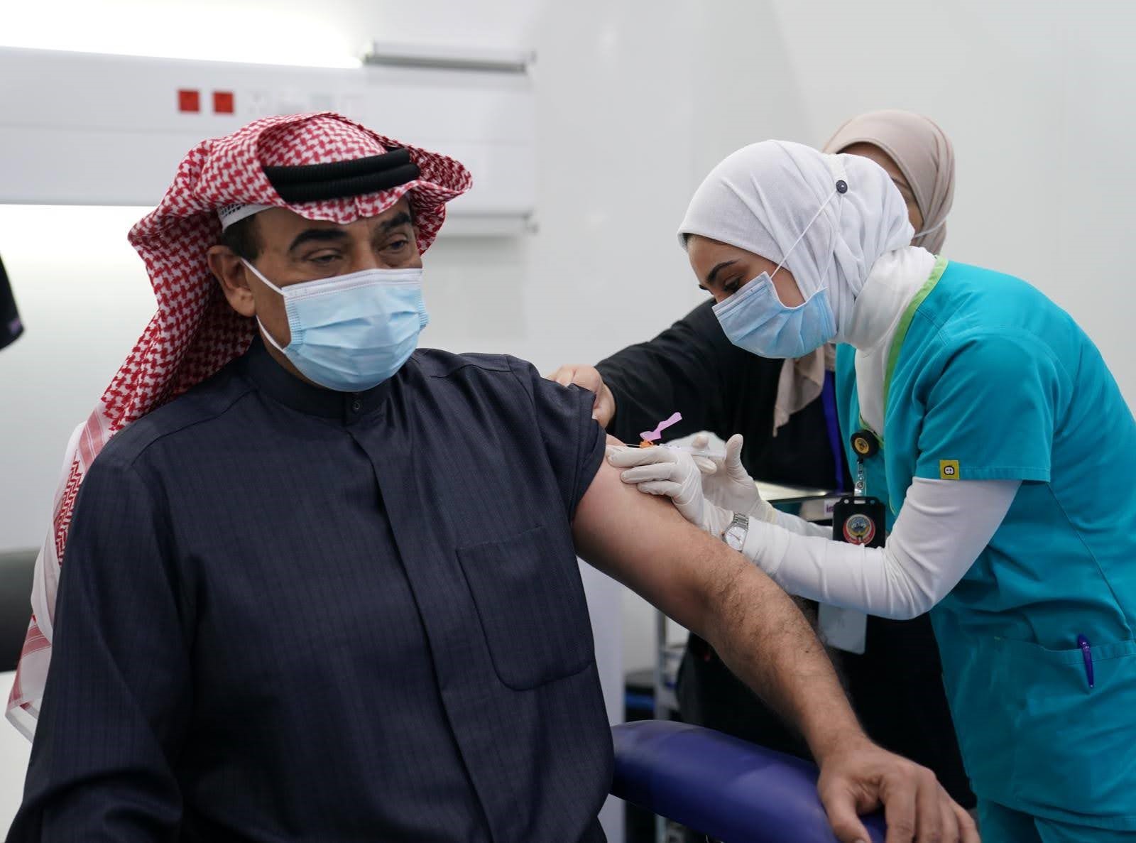 سمو رئيس مجلس الوزراء يتلقى الجرعة الأولى للقاح