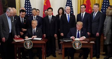The US President and Vice President of China sign at the White House the first part of the trade agreement