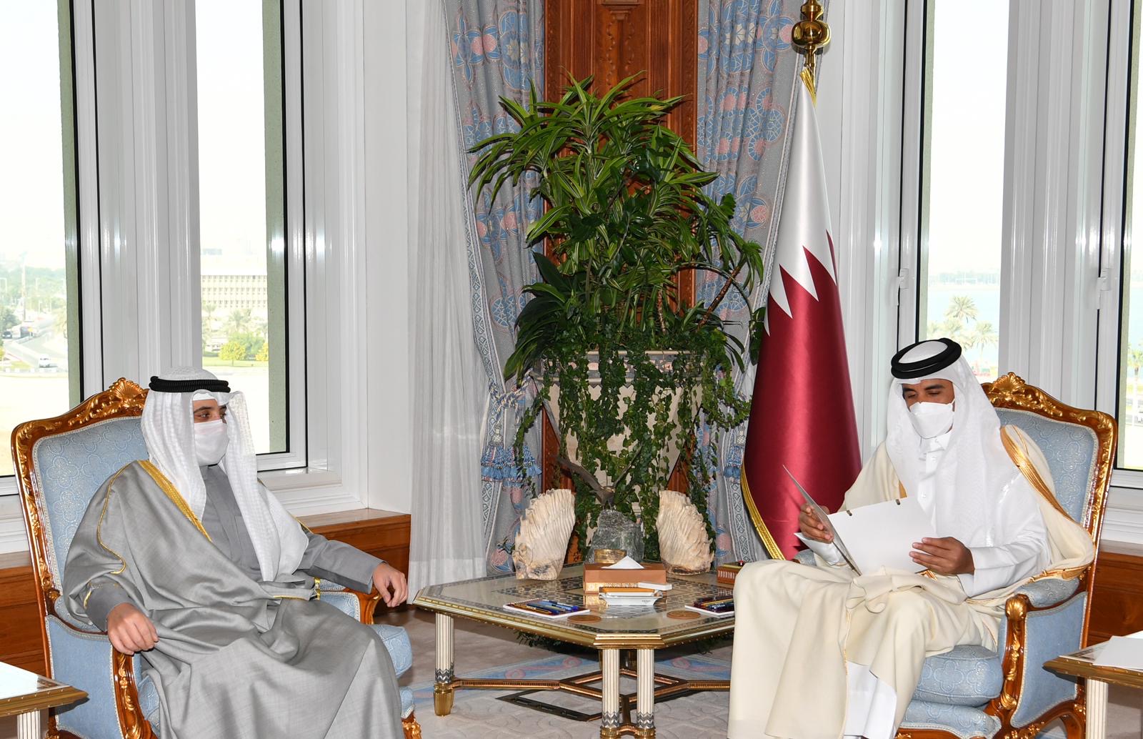 وزير الخارجية الكويتي يسلم رسالة من  سمو أمير البلاد الى امير دولة قطر