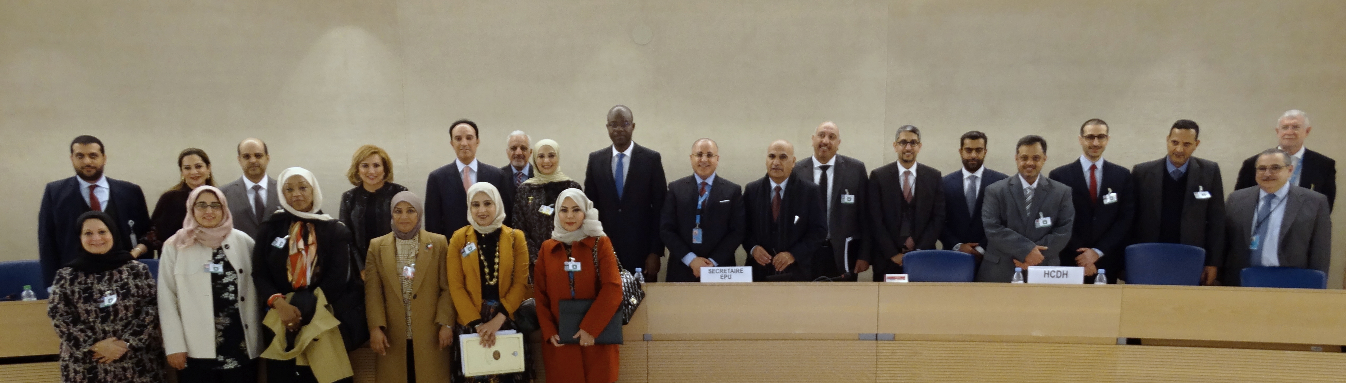 السفير جمال الغنيم متوسطا وفد الكويت