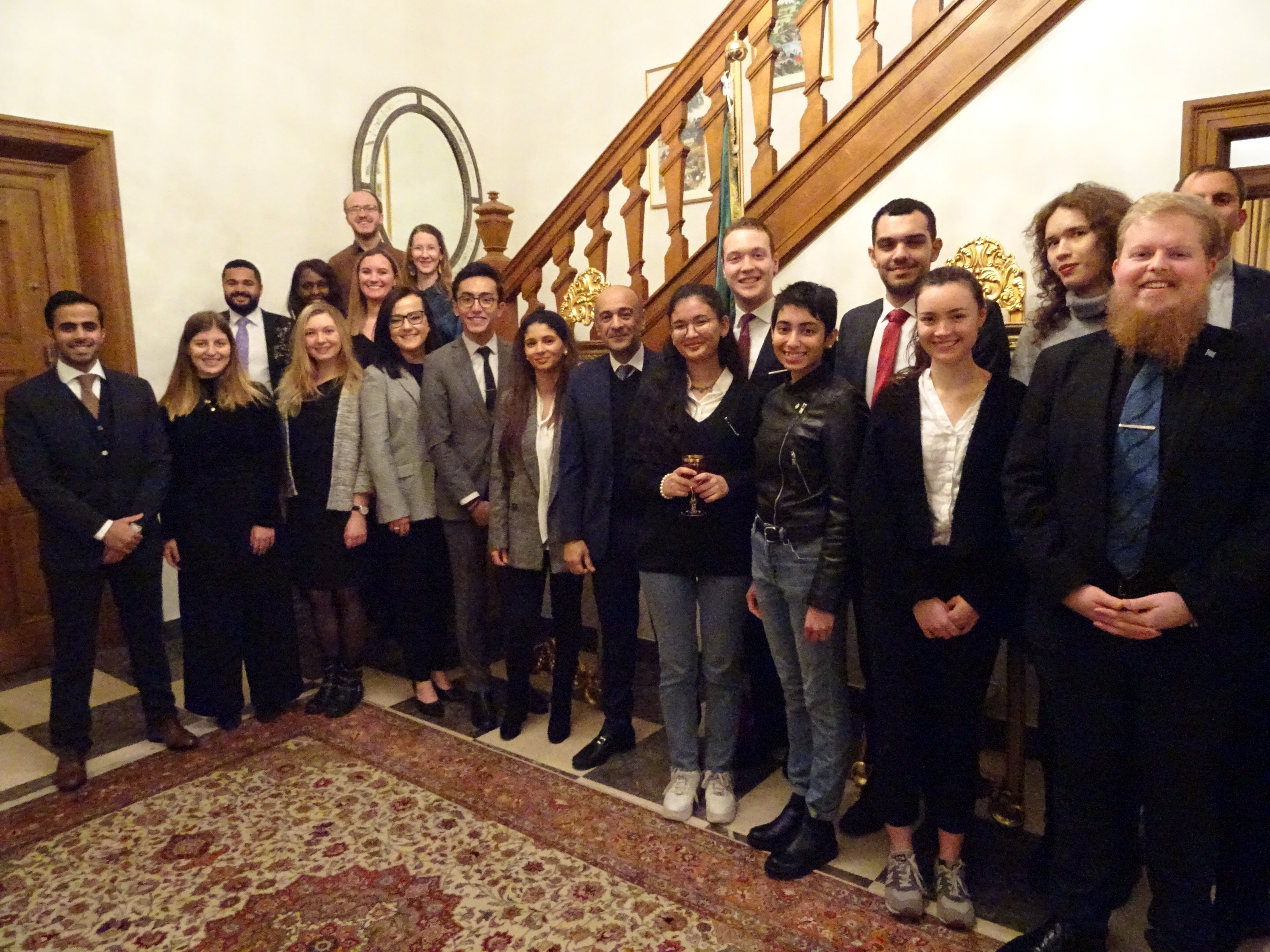 سفير دولة الكويت لدى بلجيكا مع الطلاب البلجيكيين