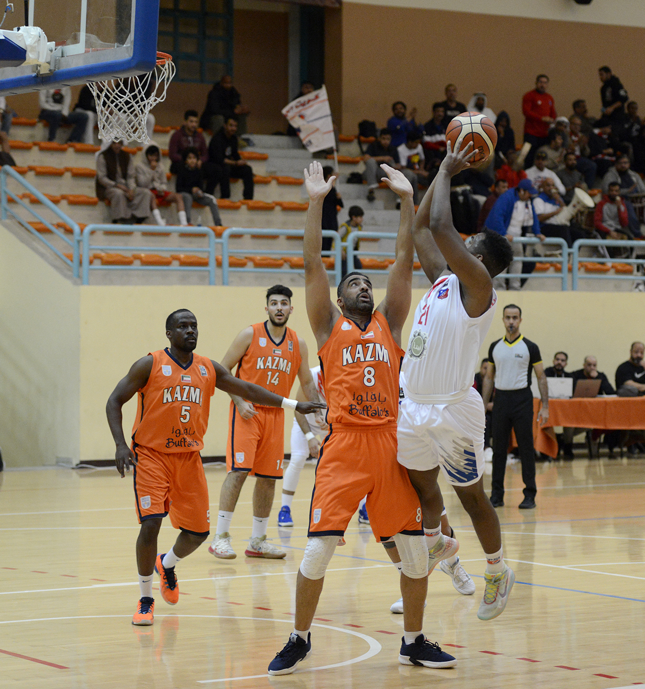 جانب من مباراة الكويت وكاظمة