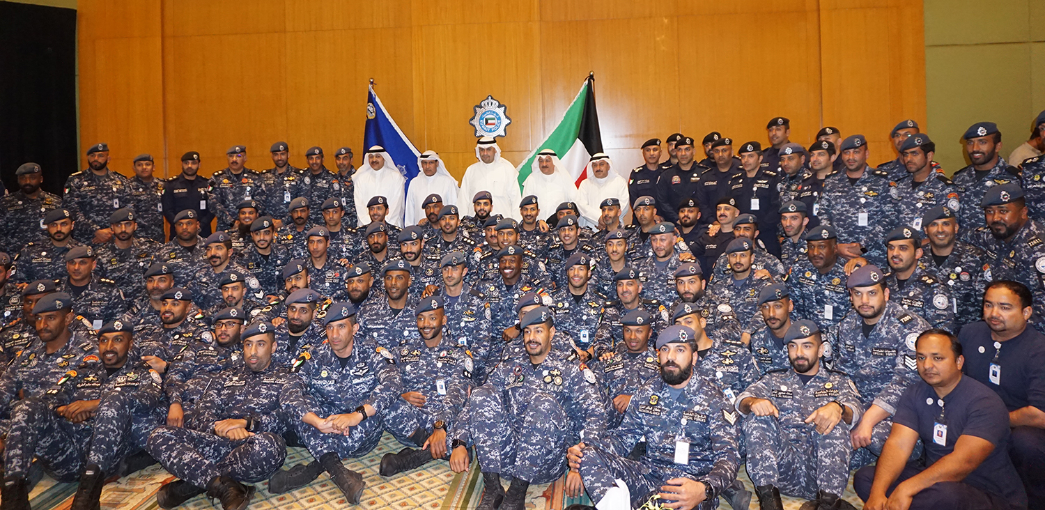 Minister Al-Saleh in a group picture with Kuwaiti officers and personnel