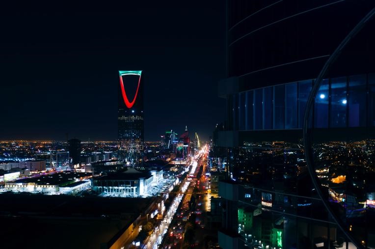 Al-Mamlaka (Kingdom) Tower adorns Kuwait flag colors