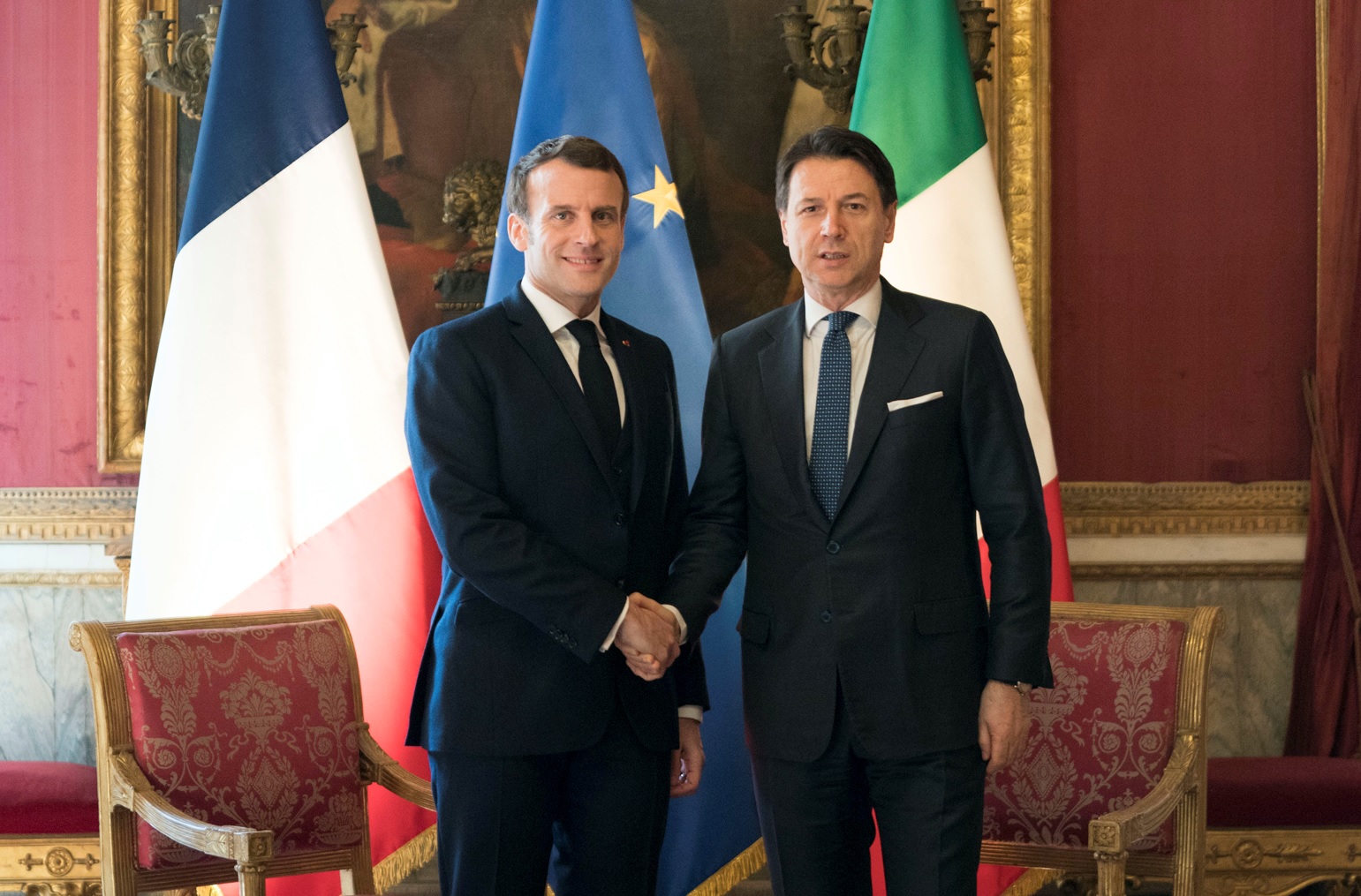 رئيس الوزراء الايطالي والرئيس الفرنسي ايمانويل ماكرون خلال القمة الحكومة المشتركة