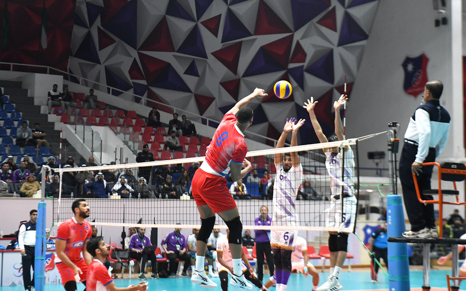 جانب من مباراة الكويت مع العين