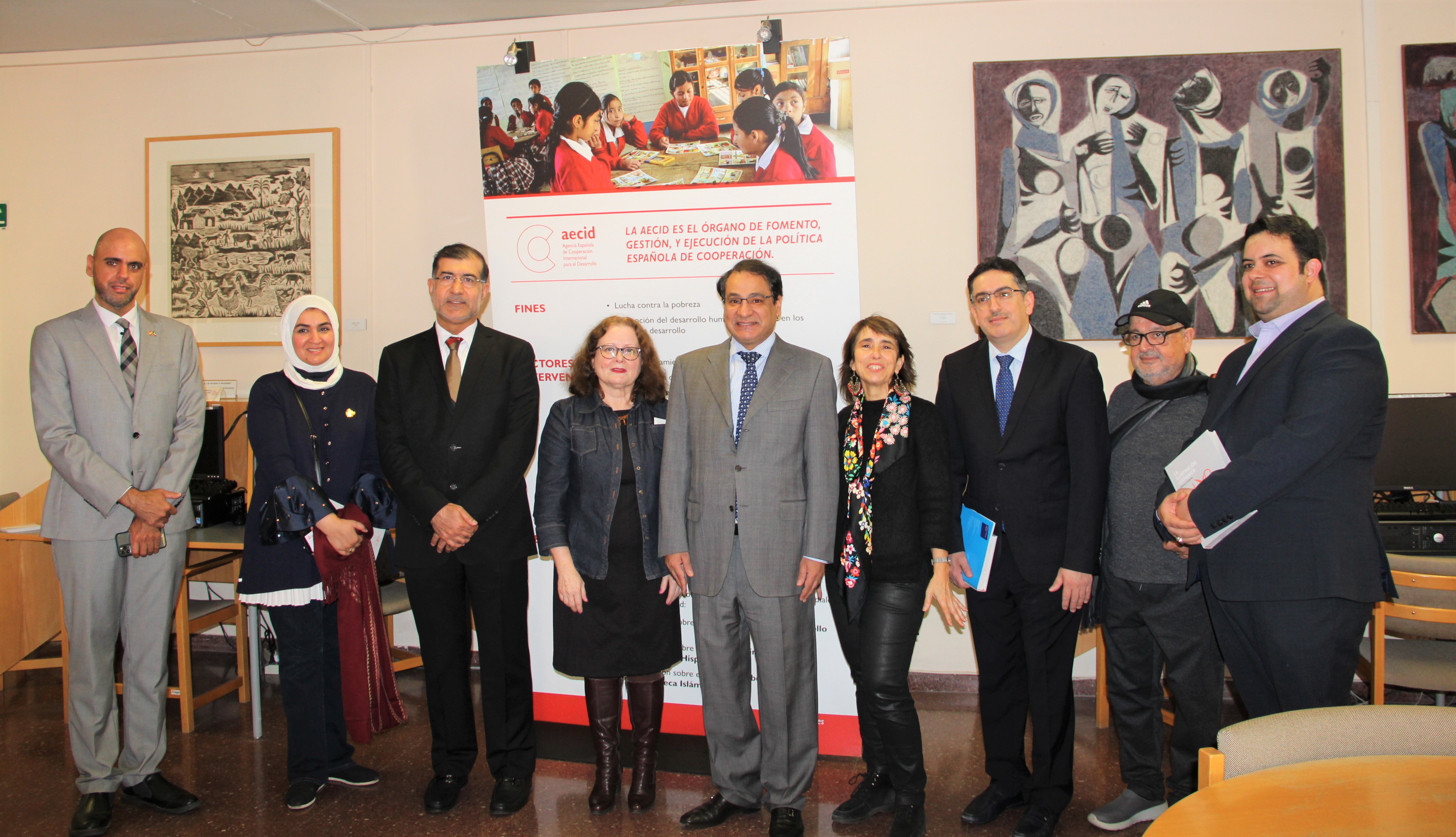 السفير السعيدي والدكتور عيسى الانصاري مع مديرة المكتبة الاسلامية  والوفد الكويتي