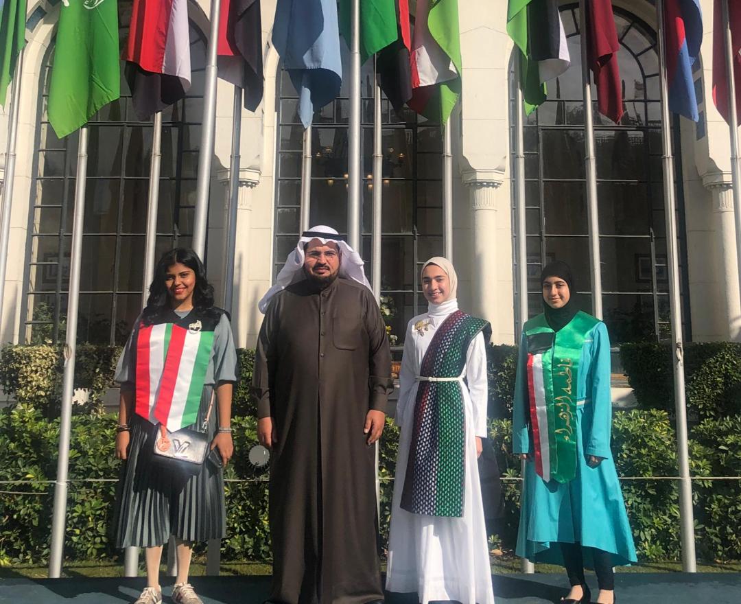 الطلبة الكويتيون الفائزون مع رئيس الوفد الطلابي