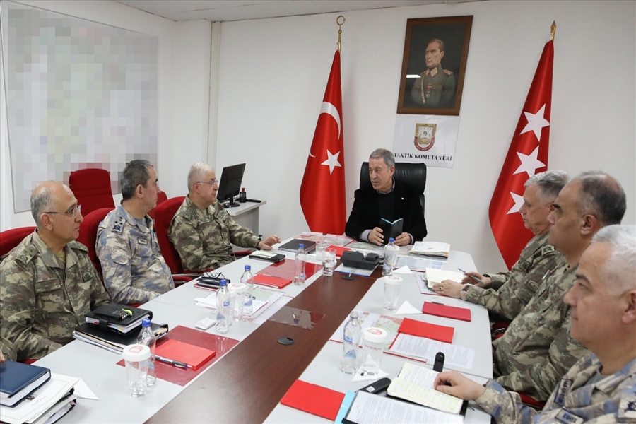 وزير الدفاع التركي خلوصي أكار خلال اجتماعه مع القادة العسكريين