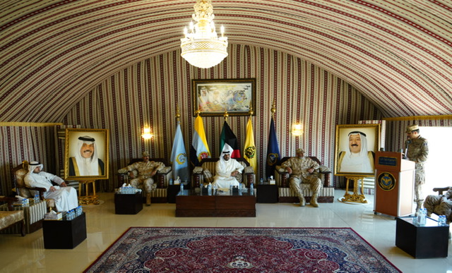 وزير الدفاع الشيخ أحمد منصور الأحمد خلال زيارته لقاعدة (عبدالله المبارك) الجوية