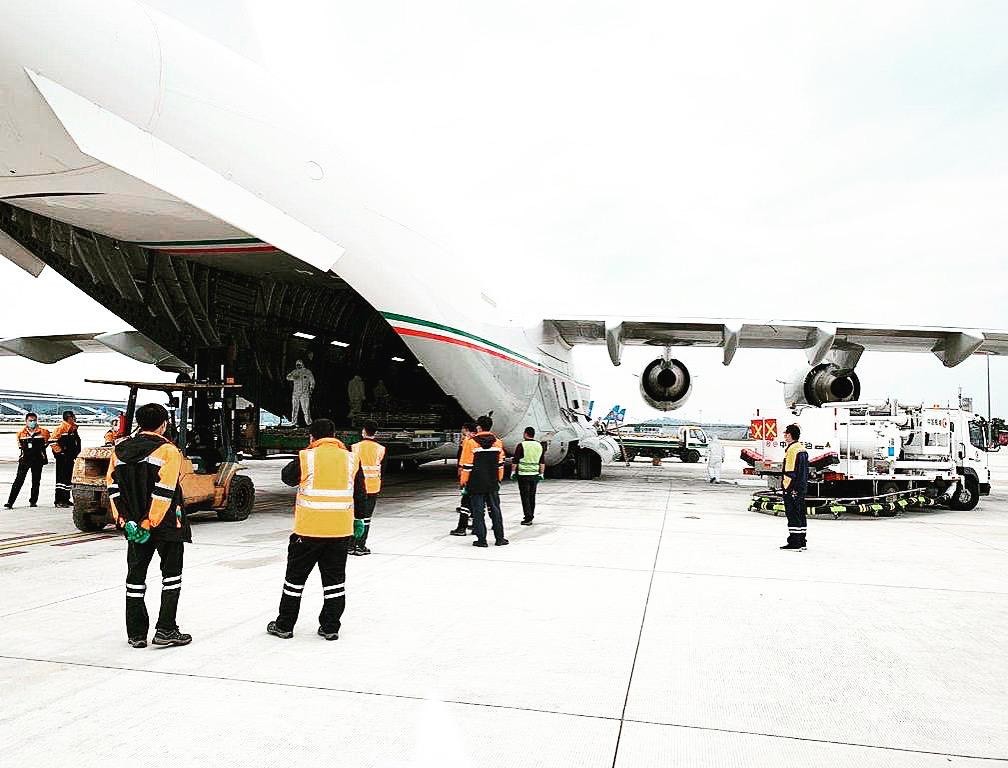 Chargement de fournitures médicales dans l'avion militaire koweïtien