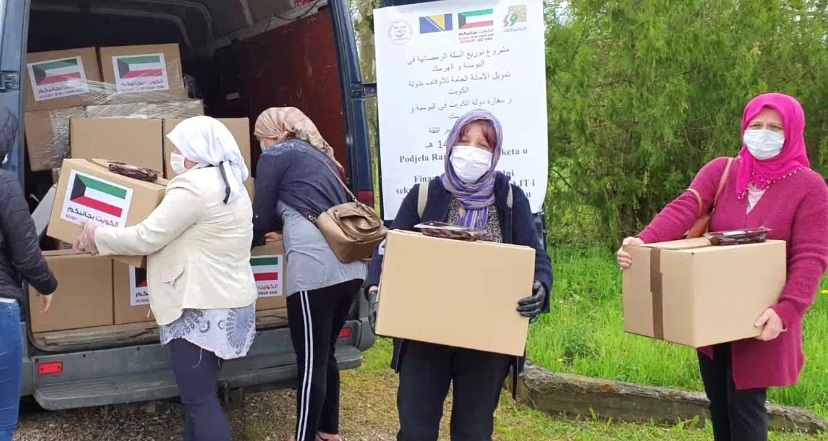 جانب من عملية توزيع السلال الغذائية