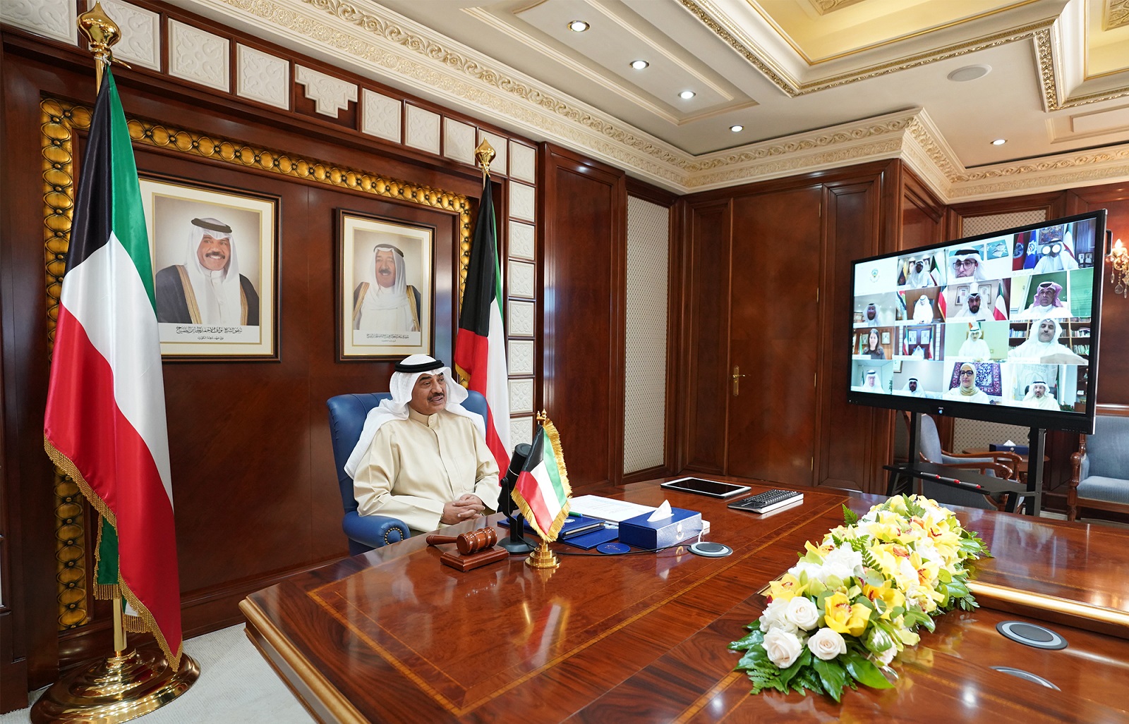 سمو الشيخ صباح الخالد خلال ترؤسه جلسة مجلس الوزراء عبر الاتصال المرئي