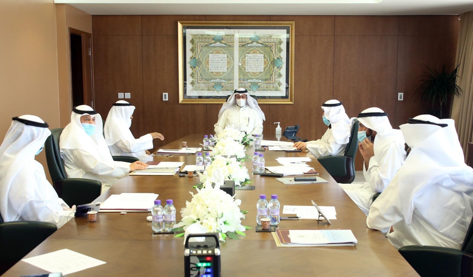 وزير الأوقاف خلال ترؤسه لاجتماع مع وكيل الوزارة والوكلاء المساعدين ب(الأوقاف)