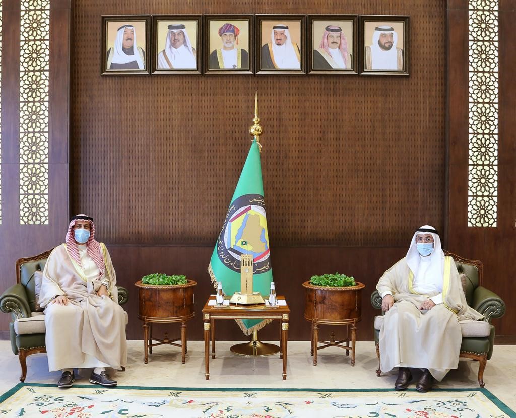 سفير دولة الكويت لدى المملكة العربية السعودية خلال لقائه الأمين العام لمجلس التعاون لدول الخليج العربية