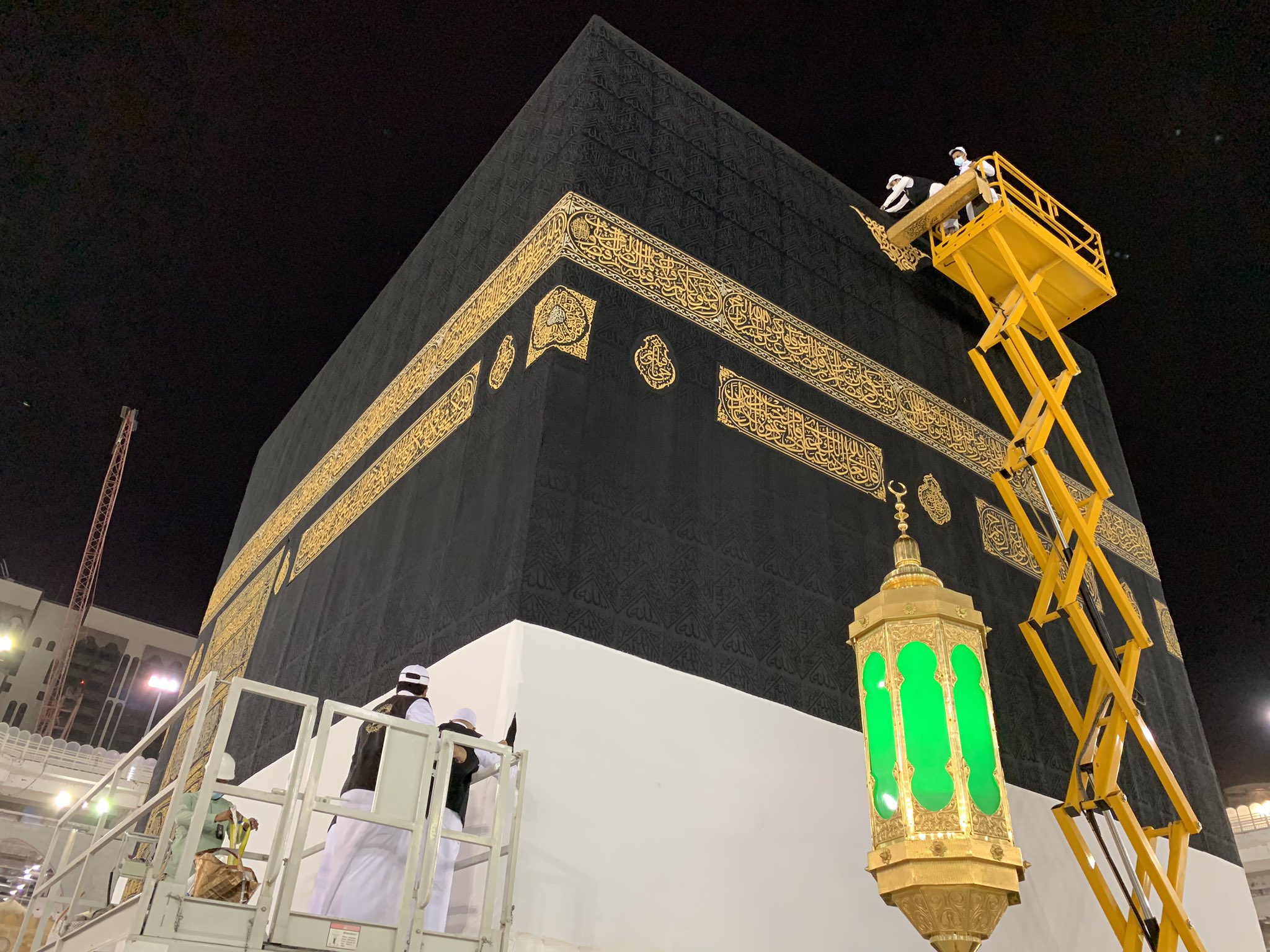 Kaaba (Kiswa) replaces with a new one