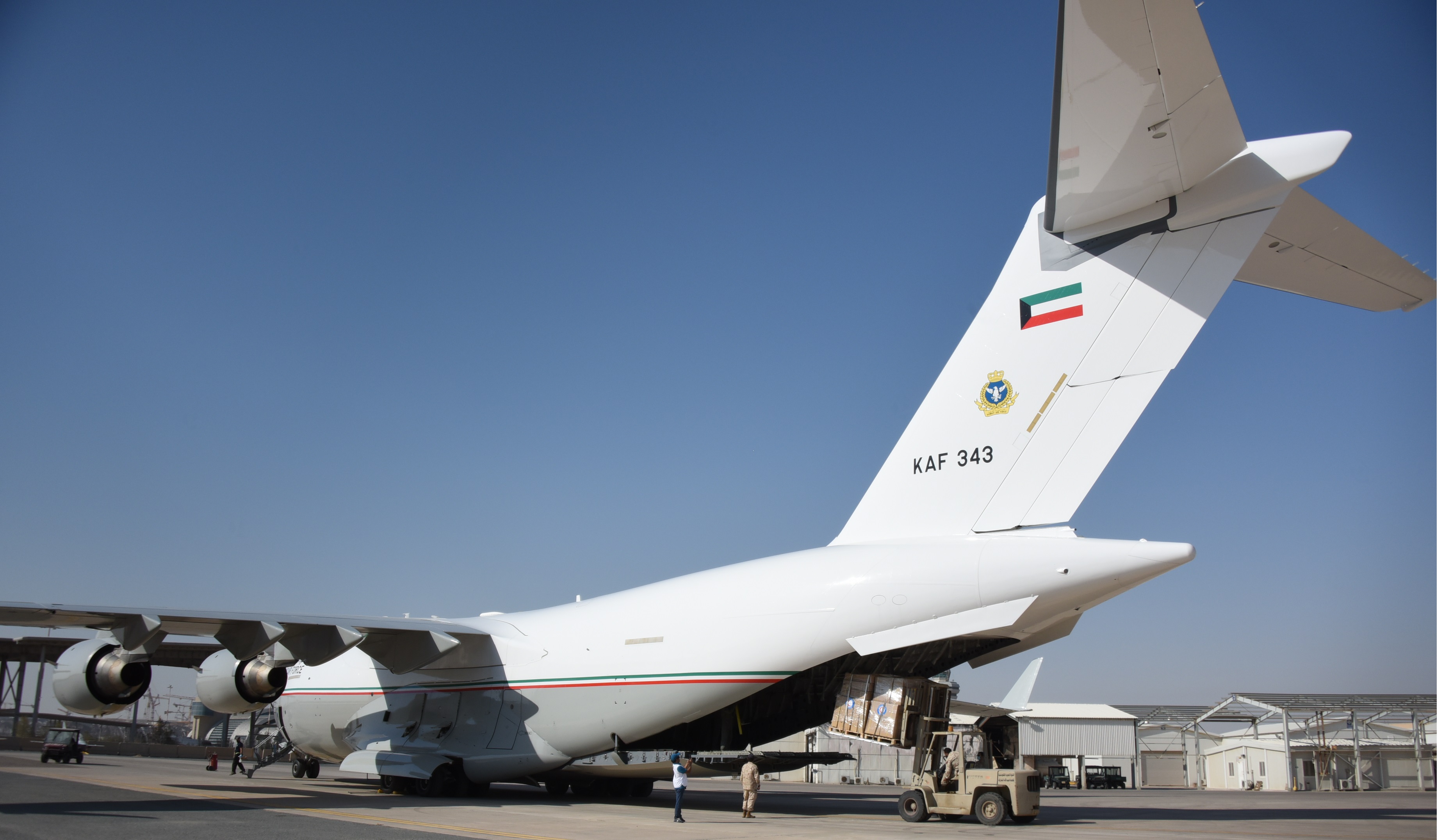 طائرة الإغاثة تستعد للإقلاع من قاعدة عبدالله المبارك الجوية إلى لبنان