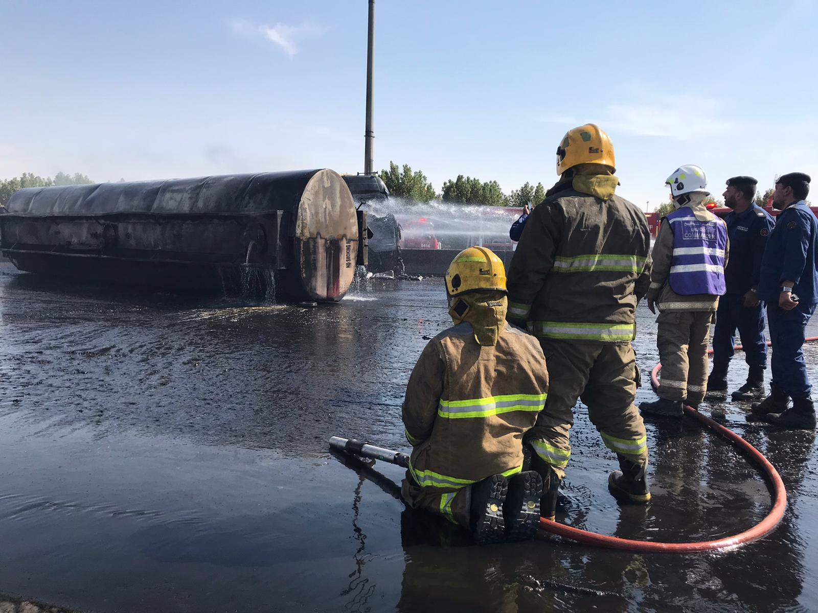 كونا Kuwait firefighters put out fuel truck fire