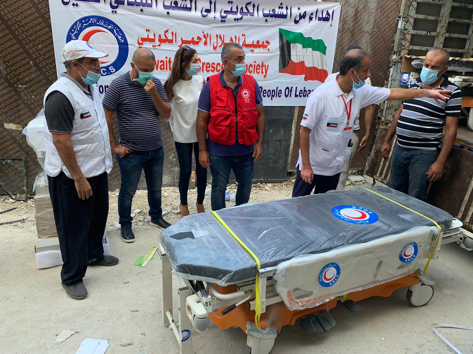 (الأحمر الكويتي) يسلم أجهزة طبية لمستشفيات متضررة في بيروت