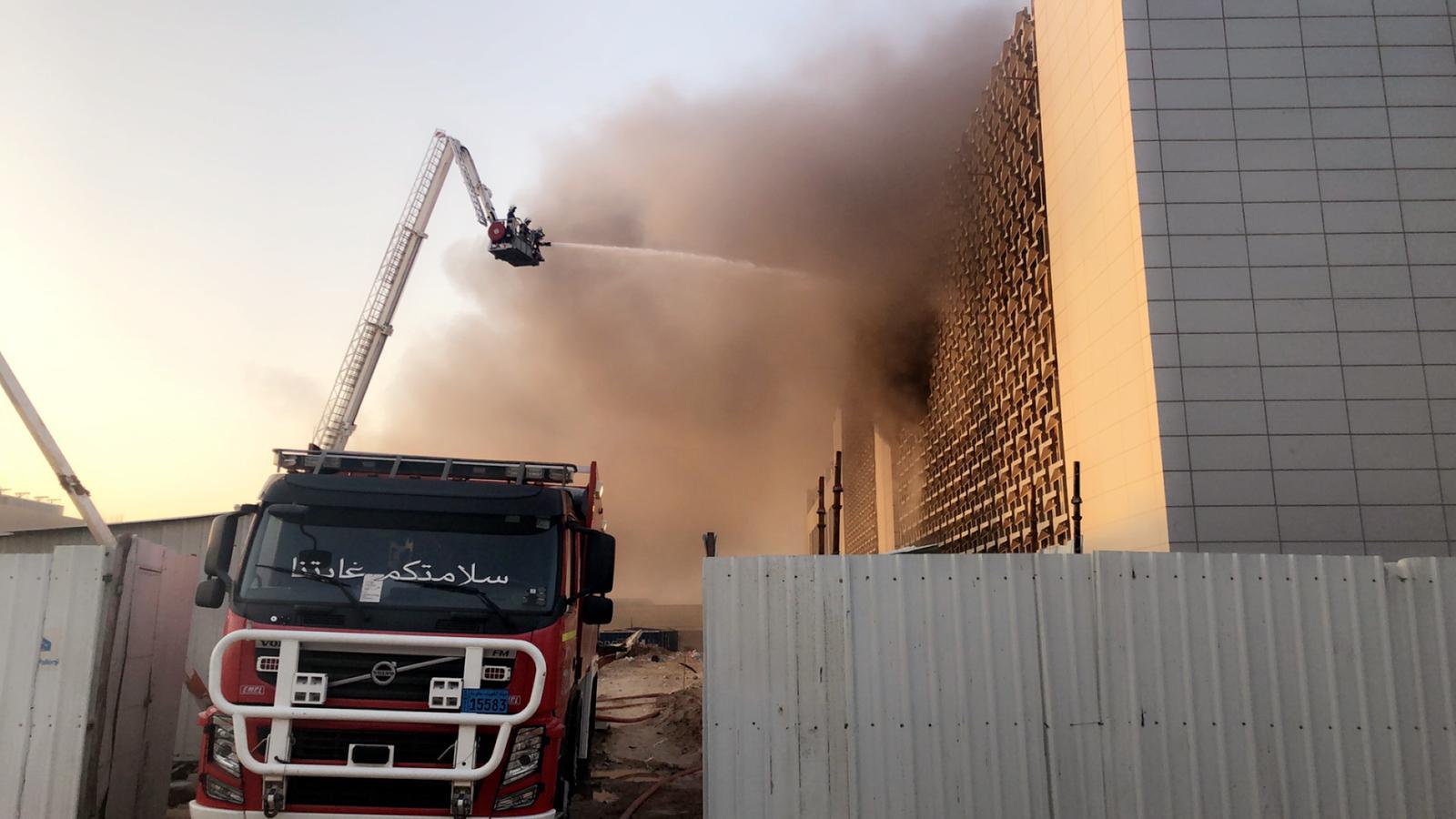 KUNA Kuwaiti firefighters battle fiery fire