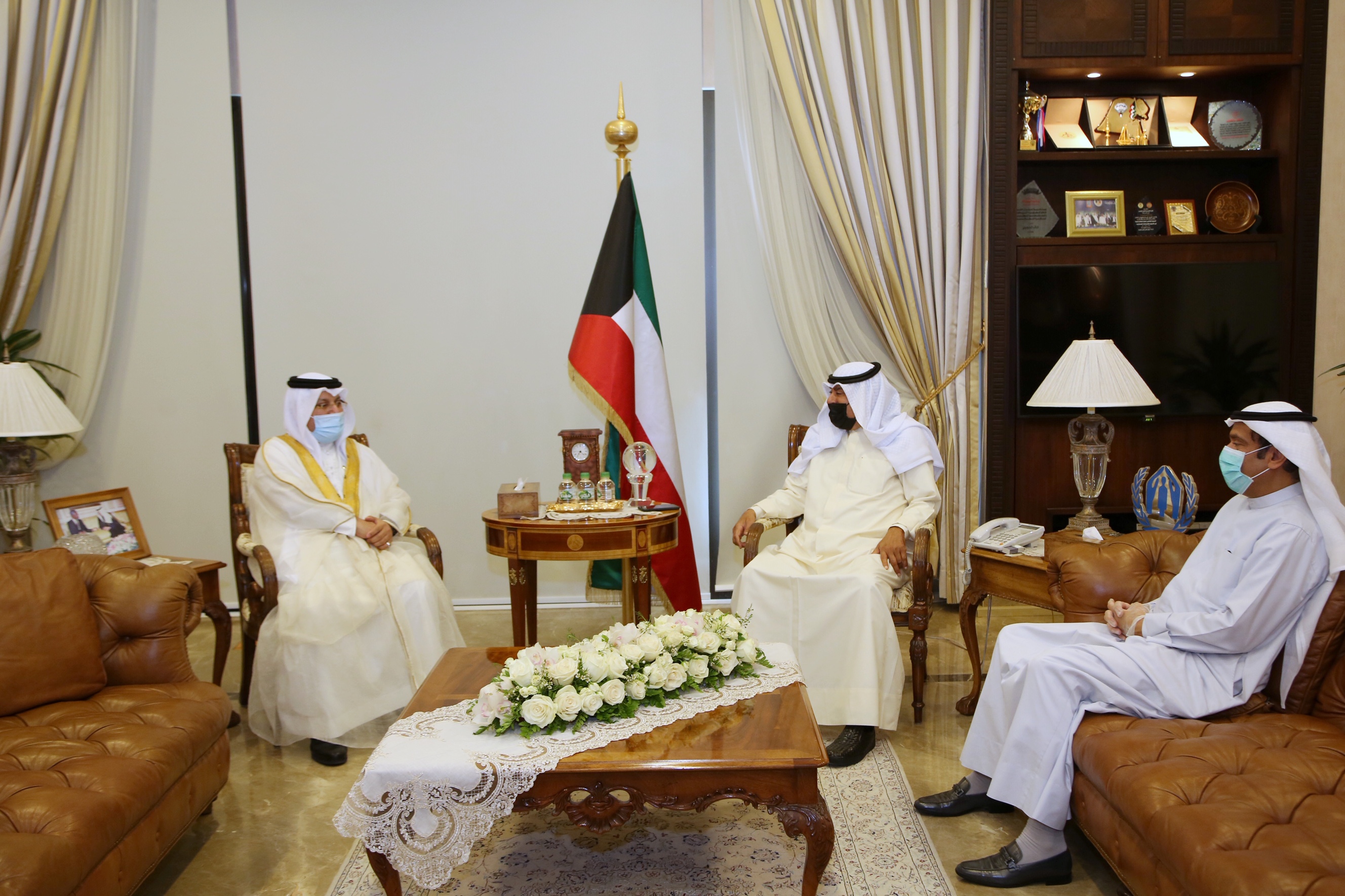 نائب وزير الخارجية أثناء اجتماعه مع السفير البحريني