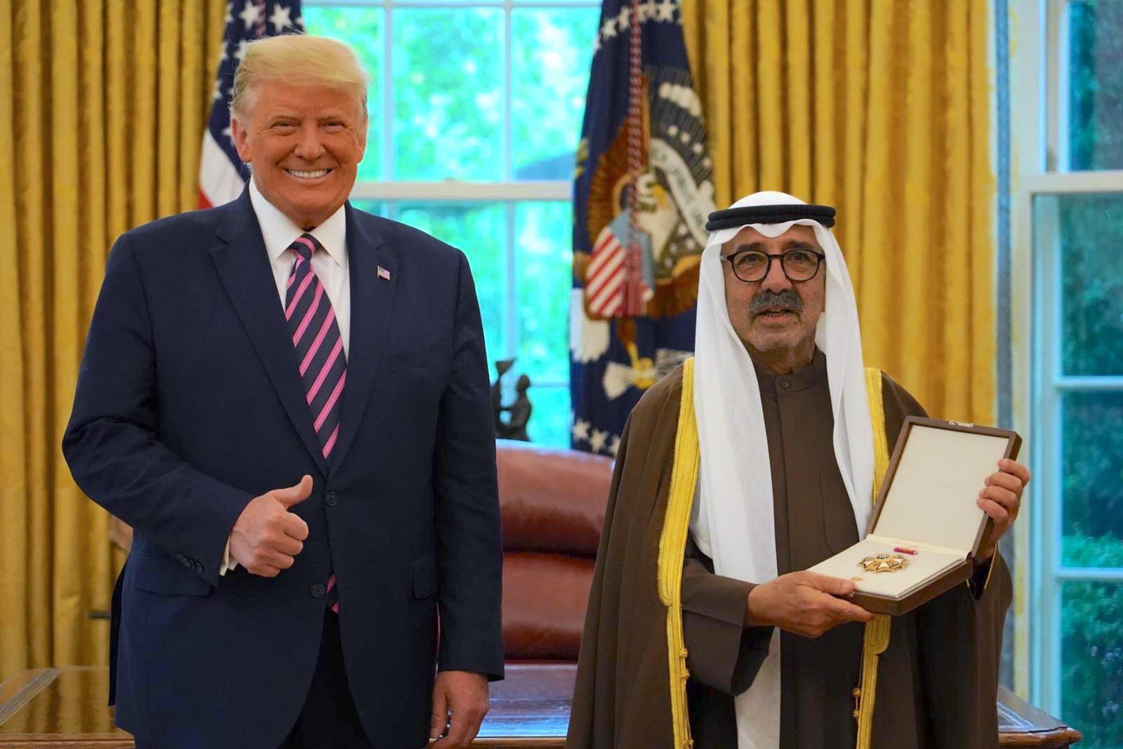 Cheikh Nasser Sabah Al-Ahmad Al-Jaber Al-Sabah recevant les insignes de Commandeur en chef de la légion de la part du président américain, Donald Trump.
