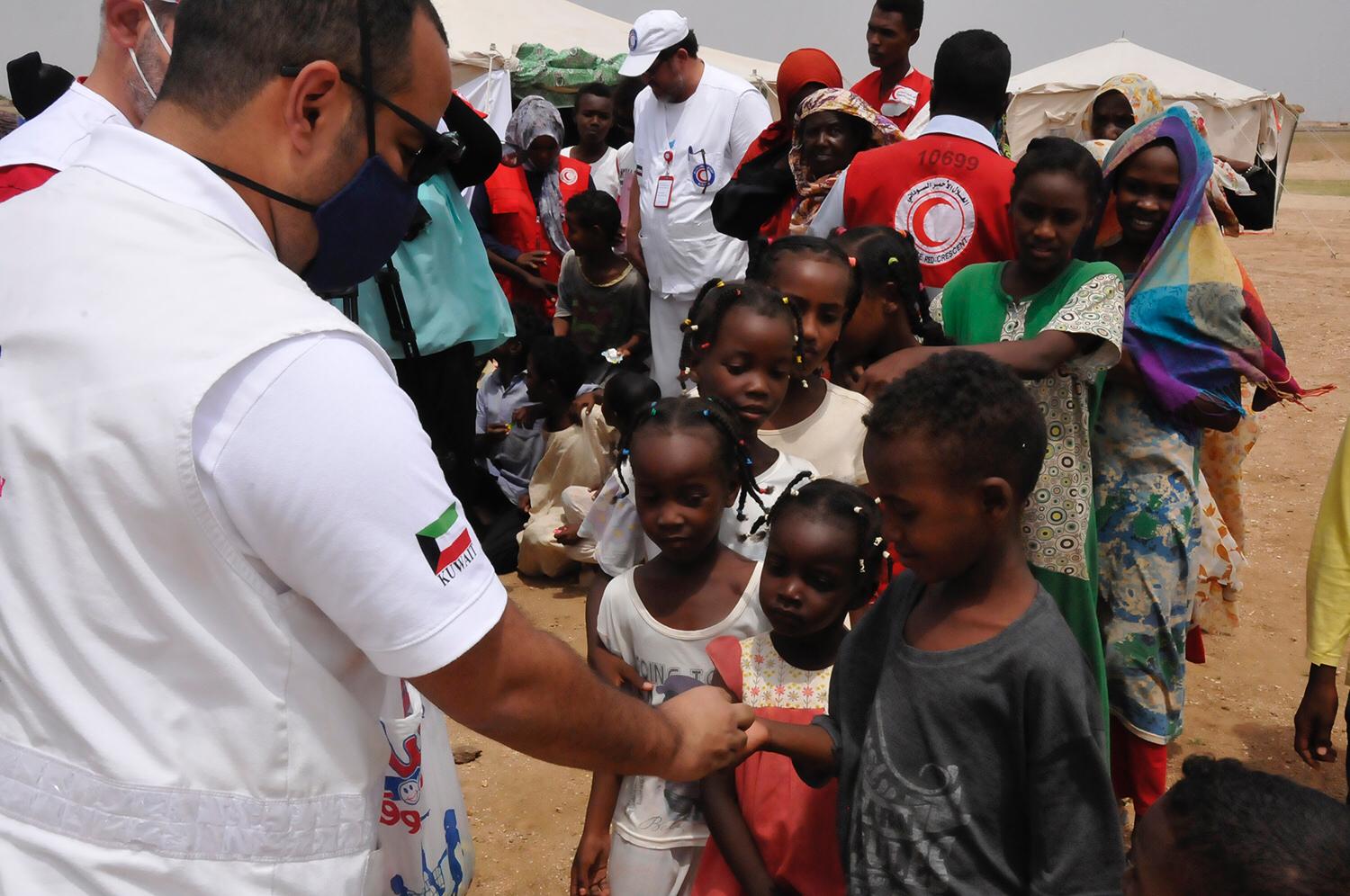 توزيع المساعدات على الاطفال و المتضررين من الأمطار والفيضانات في السودان