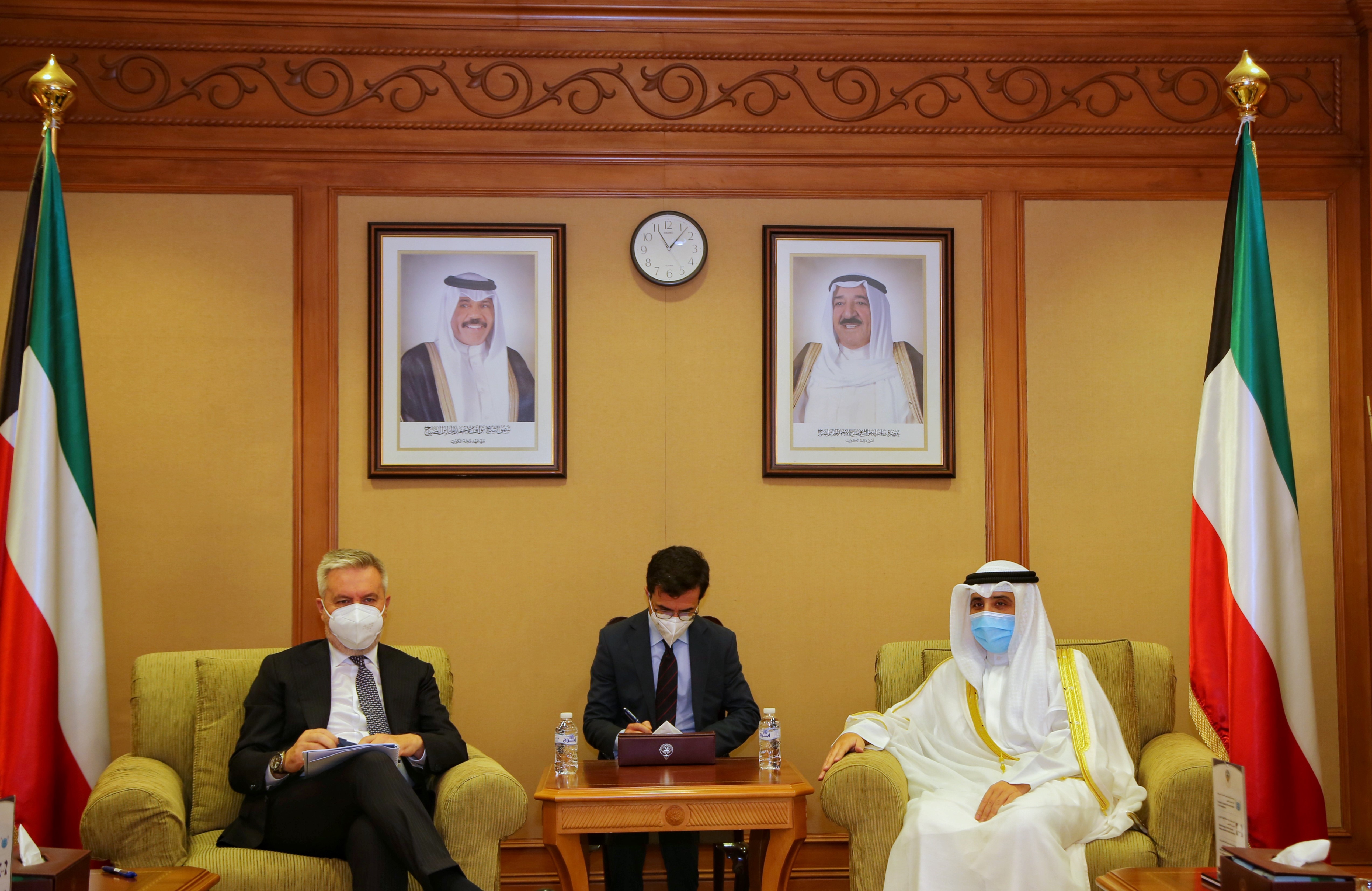 وزير الخارجية الكويتي أثناء استقباله وزير الدفاع الايطالي لورنزو غويريني
