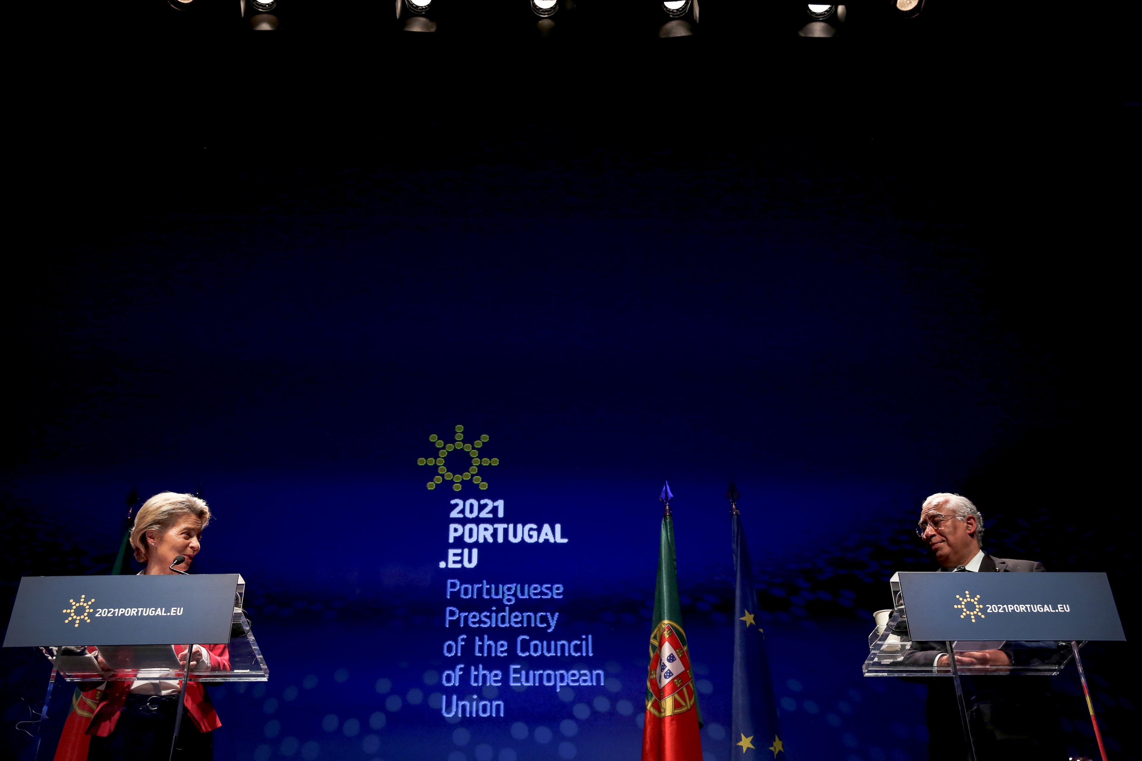 رئيسة المفوضية الأوروبية أورسولا فون دير لاين خلال المؤتمر الصحفي