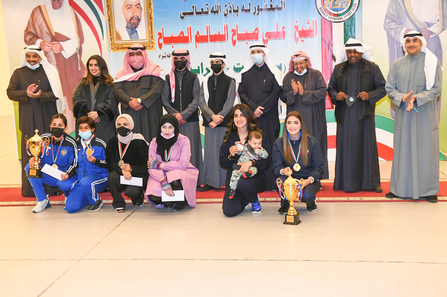 صورة تذكارية لمعالي وزير الداخلية الشيخ ثامر الصباح مع الفائزين