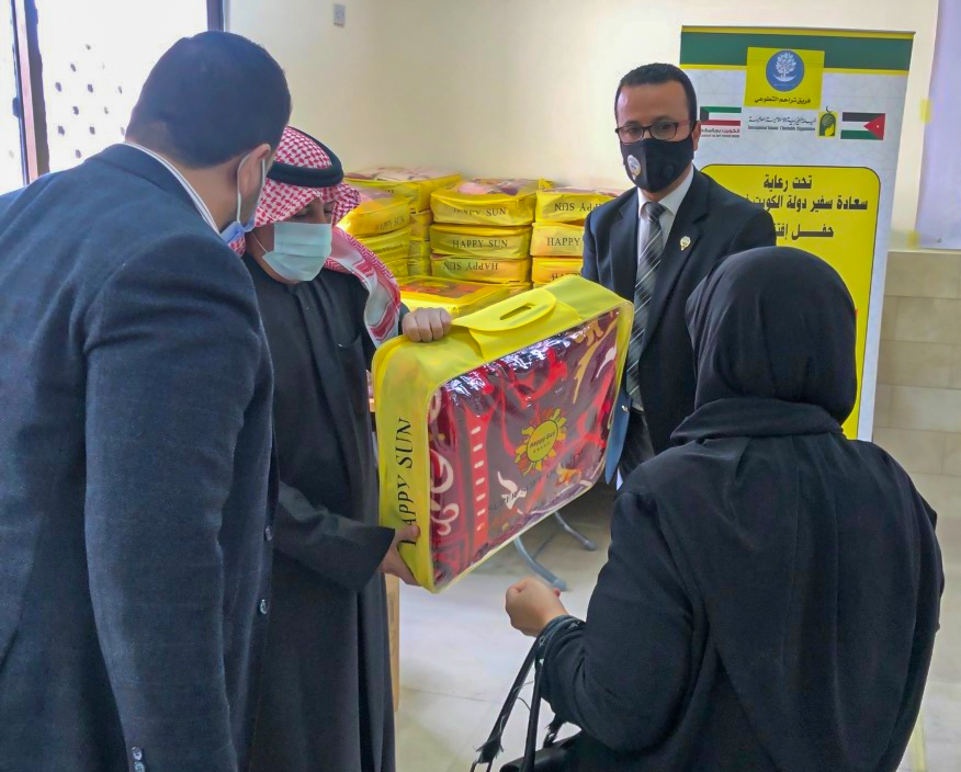 سفير الكويت لدى الأردن عزيز الديحاني خلال توزيع المساعدات على الاسر السورية اللاجئة