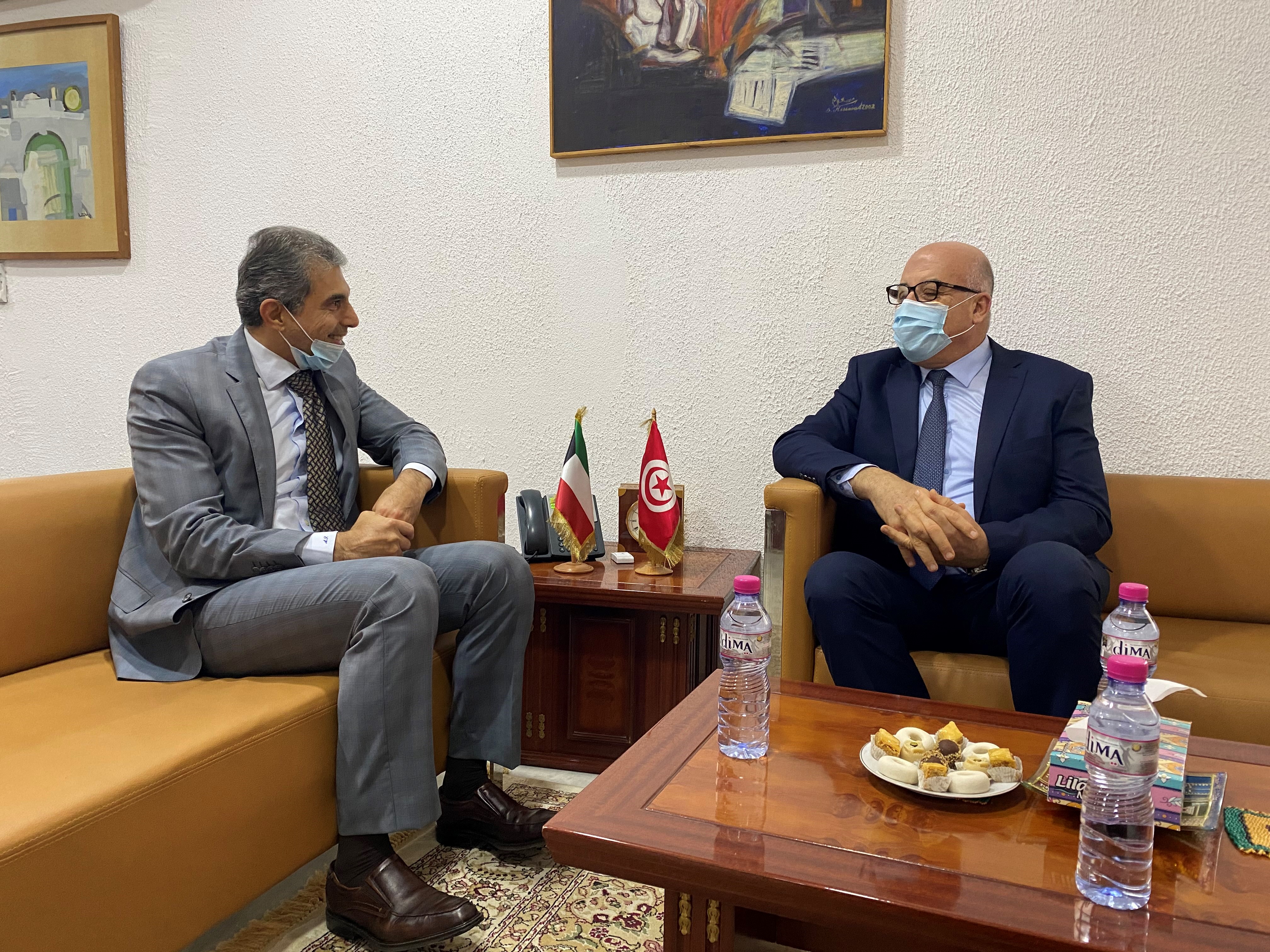 وزير الصحة التونسي فوزي مهدي خلال الاجتماع مع سفير دولة الكويت لدى تونس علي الظفيري