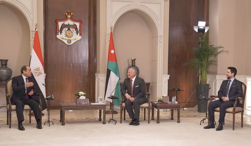 العاهل الأردني خلال استقبال الرئيس المصري