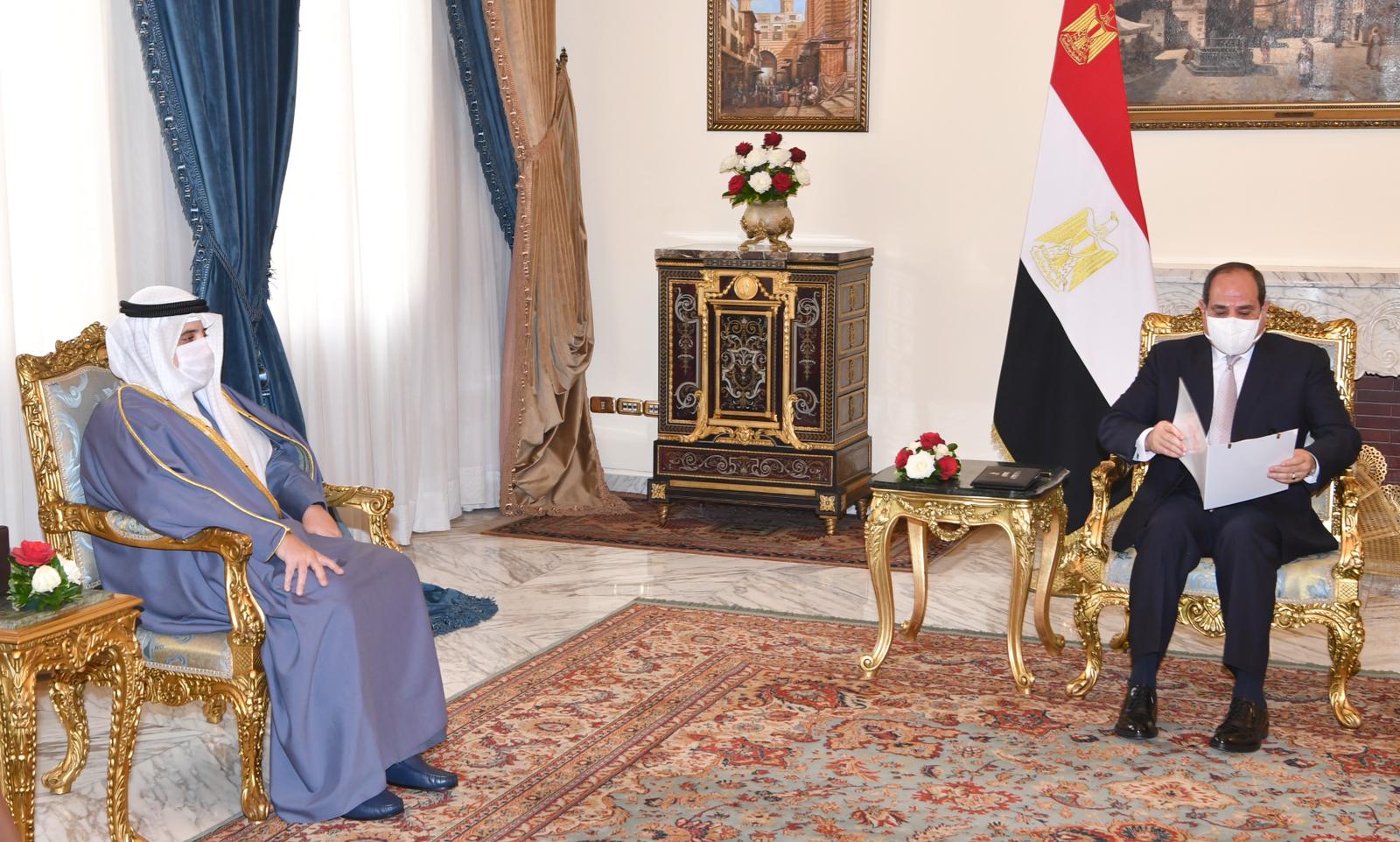 مبعوث سمو أمير البلاد وزير الخارجية الكويتي يسلم رسالة خطية من سموه إلى الرئيس المصري