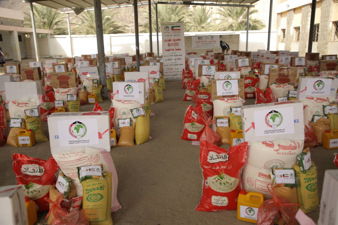 Kuwait hands 6,000 food baskets to Yemenis