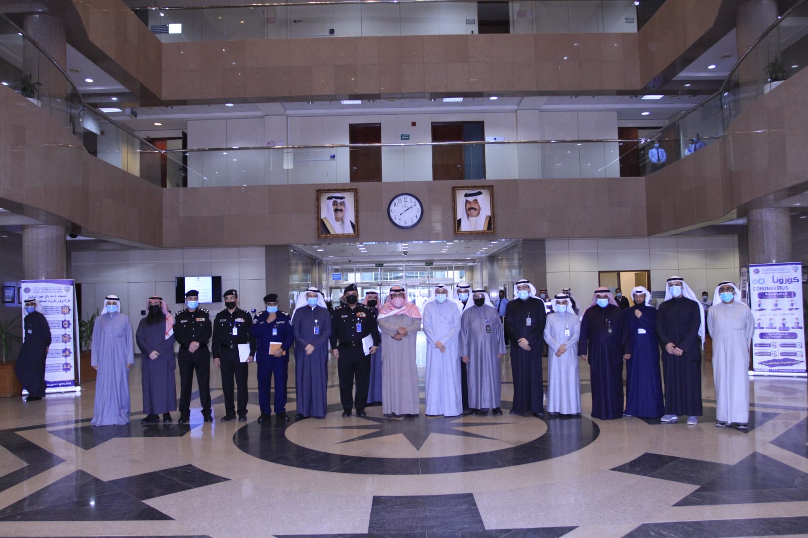 صورة جماعية خلال زيارة وزير الداخلية لمقر الهيئة العامة للمعلومات المدنية